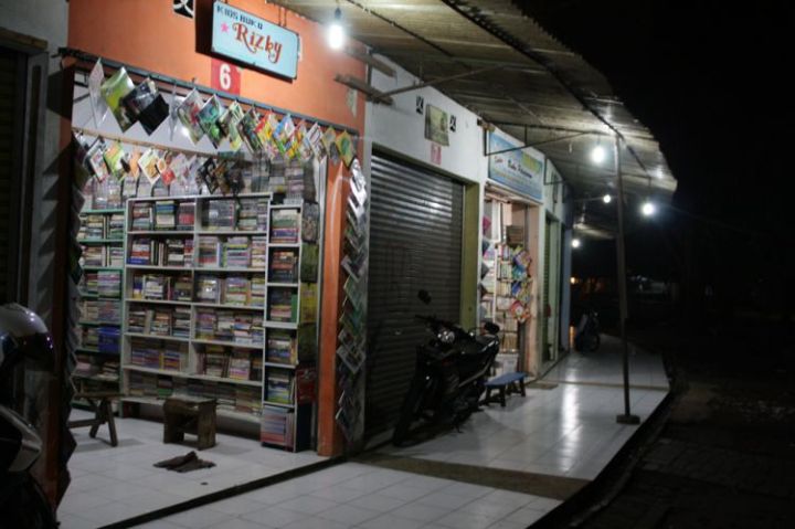 Pasar Buku & Seni Velodrome. Photo: Merdeka.com/Siti Rutmawati